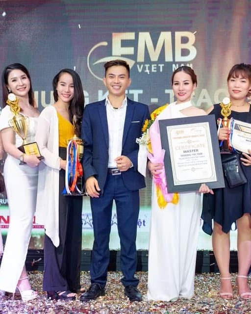 Bùi Phi Long cùng học viên nhận giải Master Beauty Awards
