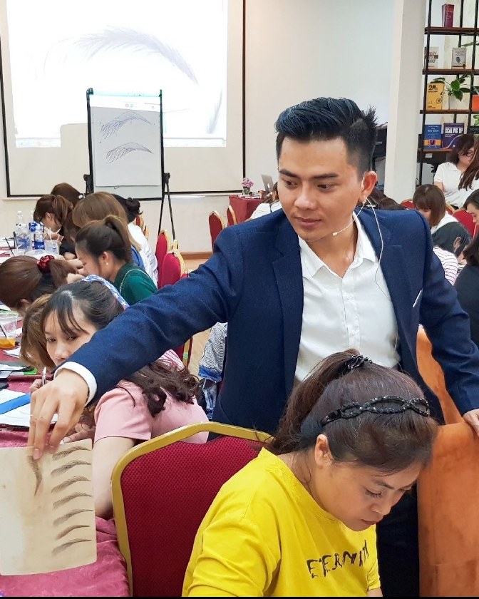 Bùi Phi Long hướng dẫn học viên luyện nét sợi chân mày